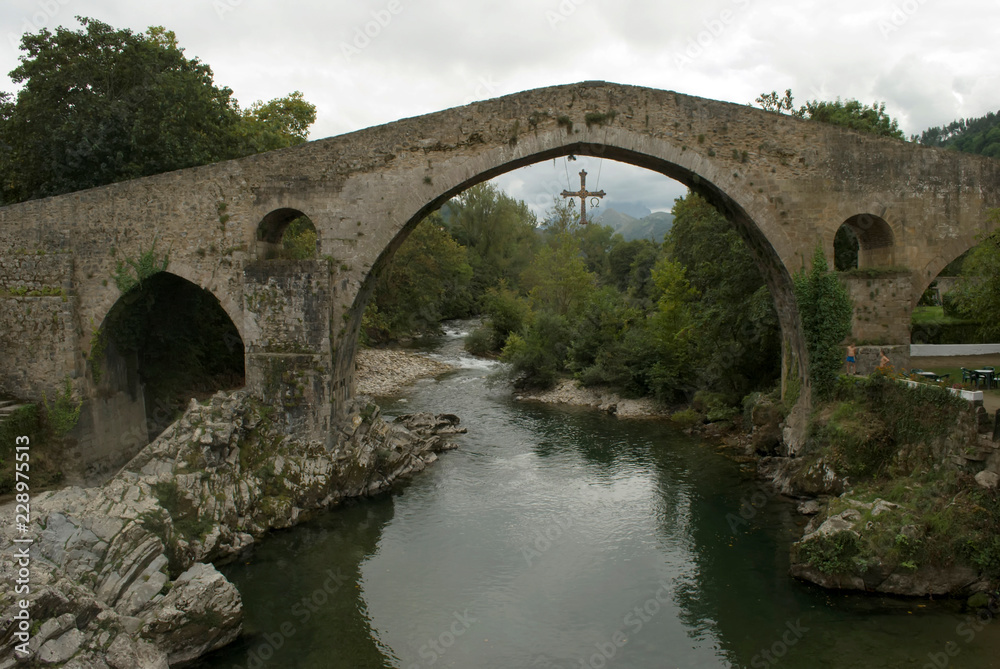 Puente romano de Cangas de Onil en Asturias