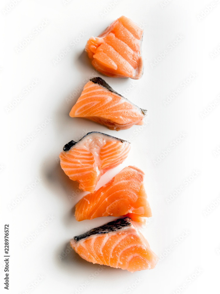 Trozos cortados de salmón fresco vistos cenitalmente 6 Trozos cortados de salmón fresco vistos cenitalmente 6
