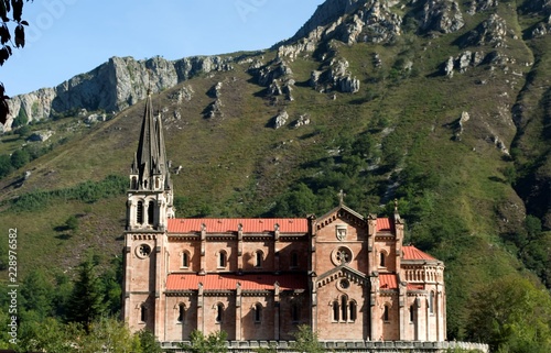 Bas  lica prerrom  nica de don Pelayo en Covadonga  Asturias