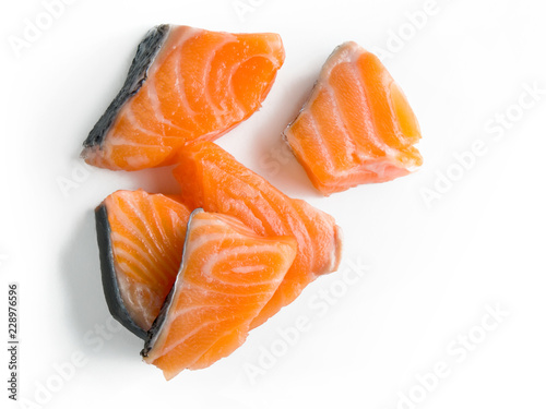 Trozos cortados de salmón fresco vistos cenitalmente 2