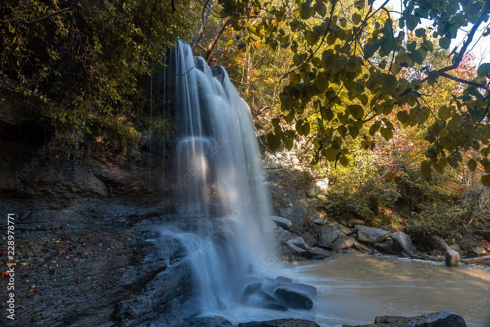 Obraz premium Looking behind the Falls