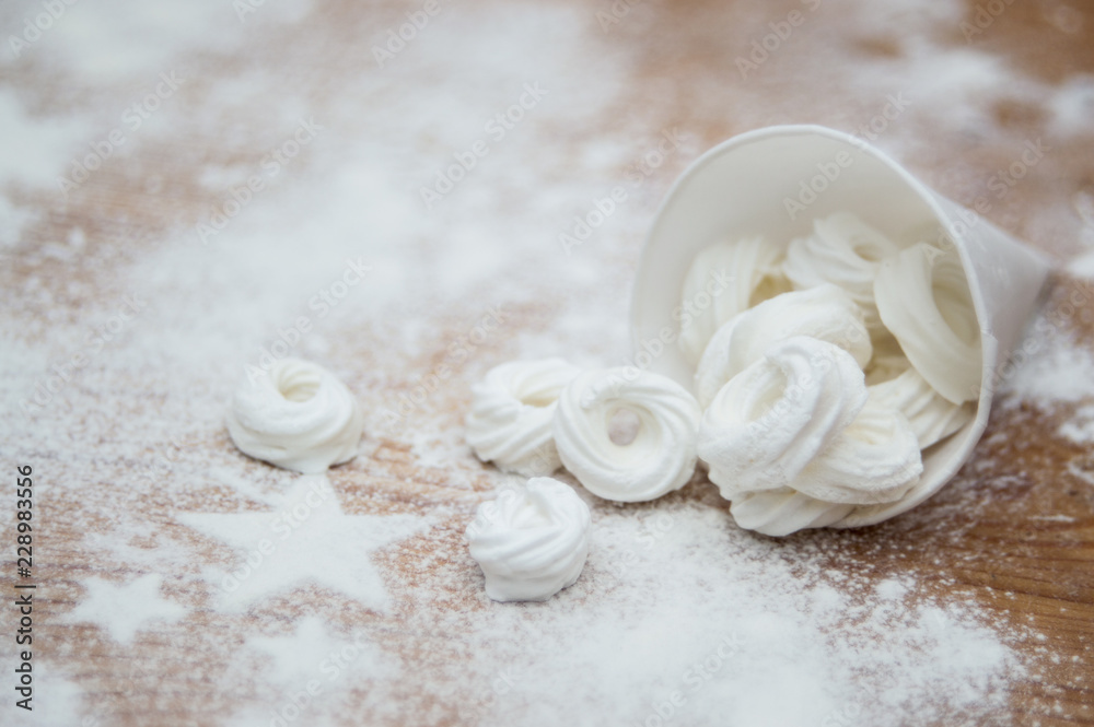 Christmas interior with meringue rings and icing sugar stars Christmas interior with meringue rings and icing sugar stars
