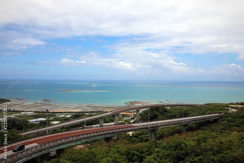 Fototapeta premium 海をのぞむ橋