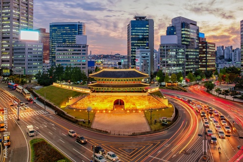 Obraz na płótnie View of downtown at namdaemun gate in Seoul south Korea w salonie