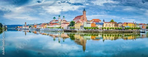 Panel kuchenny z motywem Passau city panorama with Danube river at sunset, Bavaria, Germany
