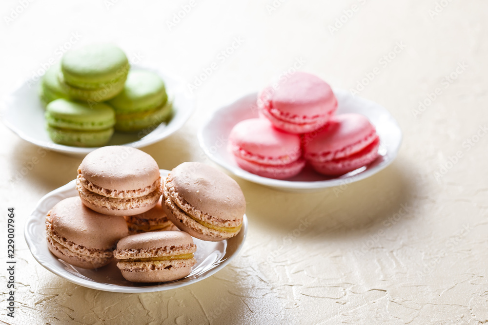 Obraz premium Colourful macaroons on the plates