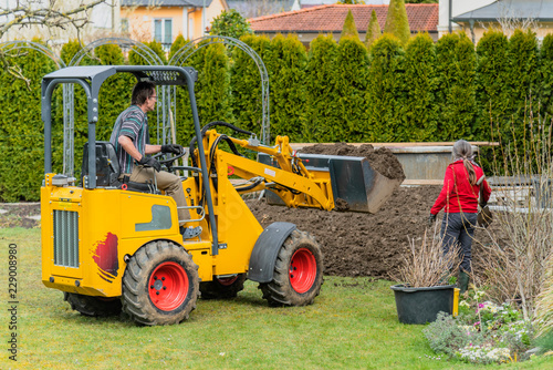 Garten modellieren mit schwerem Gerät photo