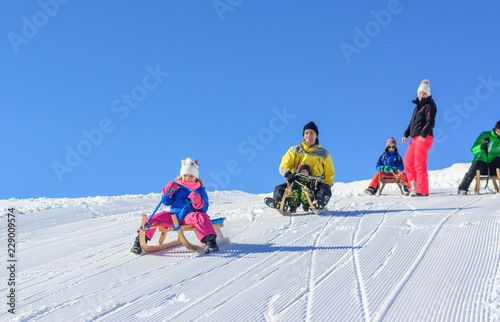 Familienspaß beim Rodeln im Winter
