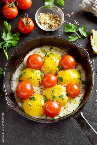 Fried eggs with tomatoes