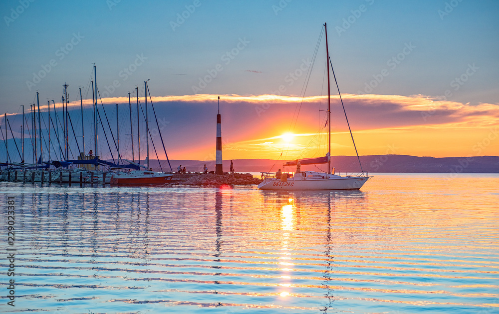 Φωτογραφία Sailboats in the port on lake Balaton in summer