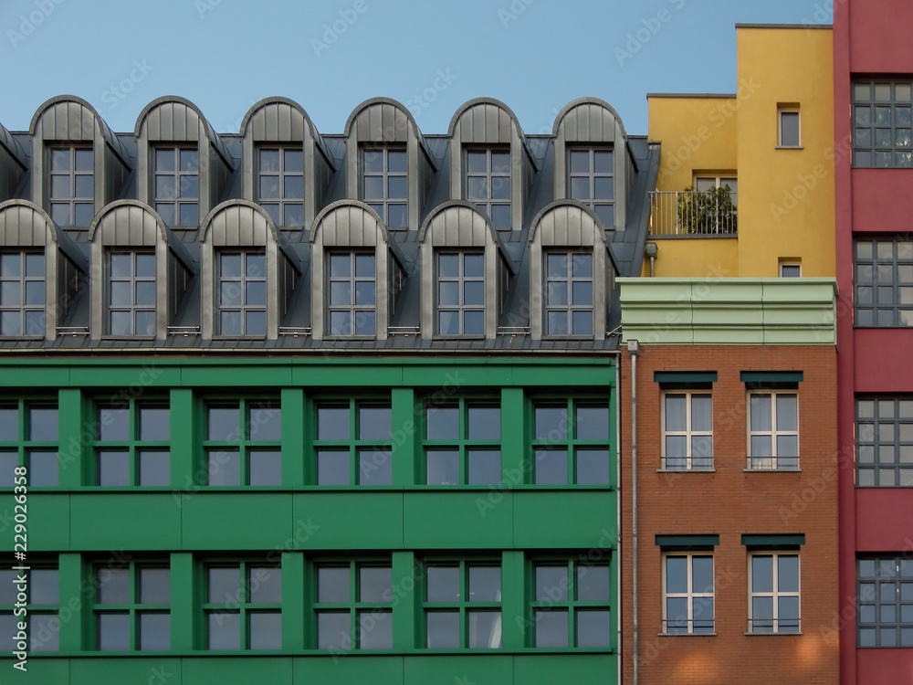 Ταπετσαρία Berlin, Bunte Fassaden