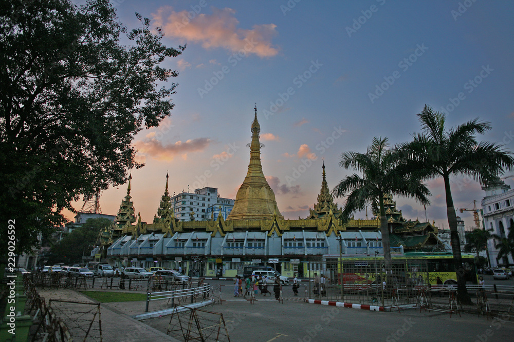 Φωτογραφία Warm evenings by the gold pagoda in central Yangon, Myanmar