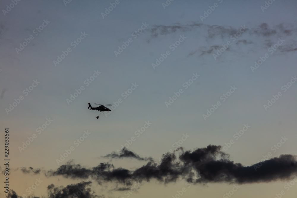 HELICOPTERE AU COUCHER DE SOLEIL HELICOPTERE AU COUCHER DE SOLEIL