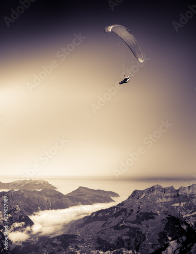 Paraglider fliegt über ein Nebelmeer