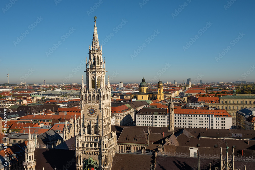 Obraz premium München Blick auf neues Rathaus und die Stadt