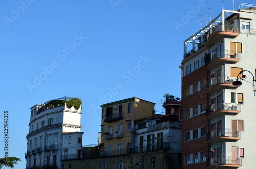 Schmale Häuser in Neapel