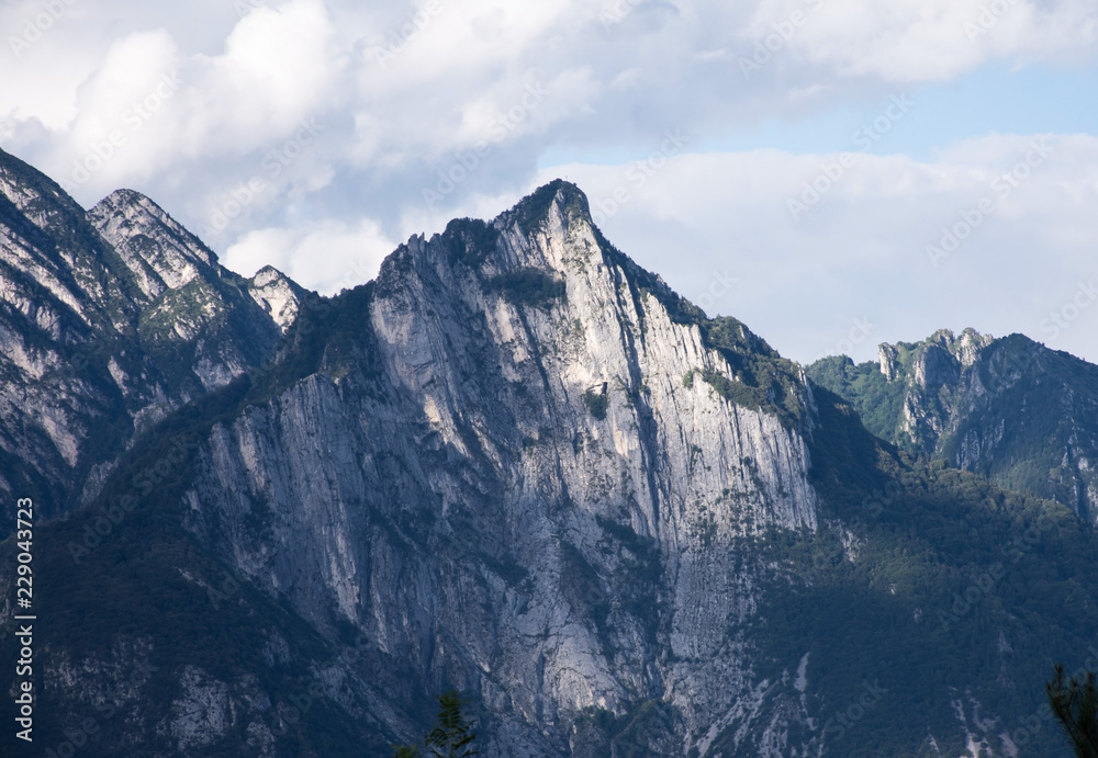 Prealpi bellunesi, primo piano fronte montagna rocciosa