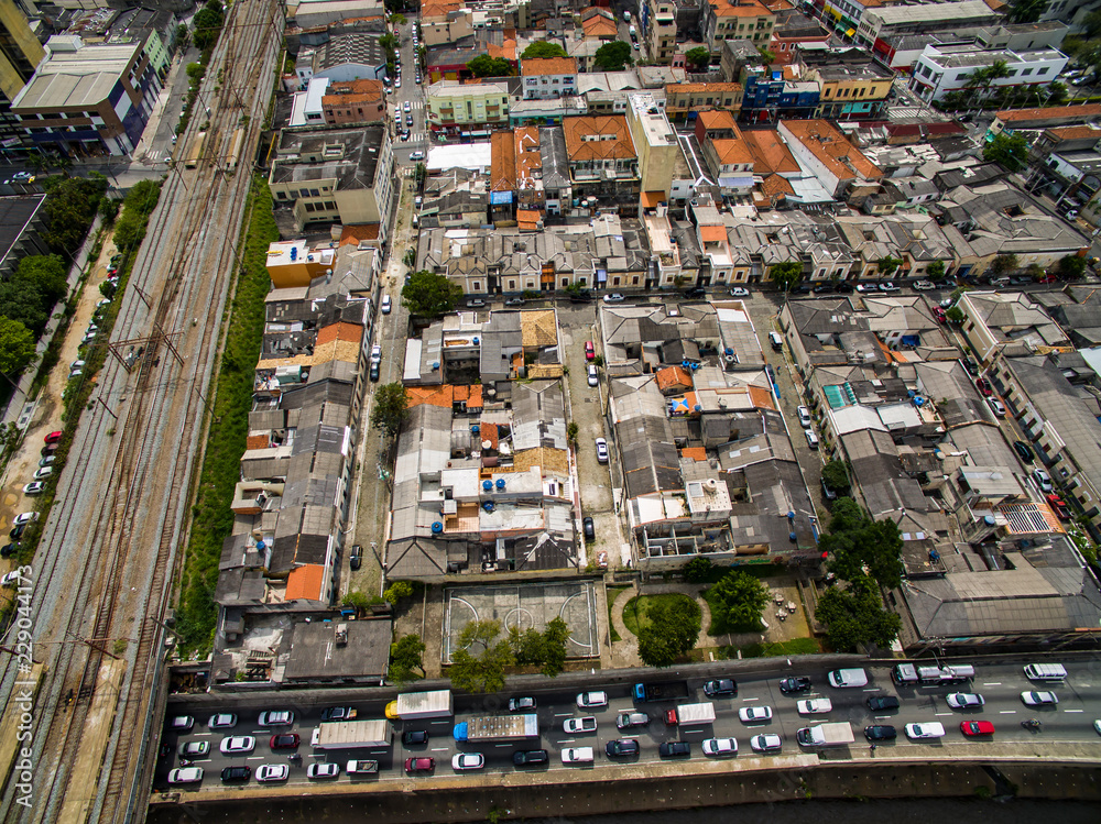 Fototapeta premium Wspaniałe miasta, świetne aleje, domy i budynki. Dzielnica latarni (Bairro da Luz), Sao Paulo Brazylia, Ameryka Południowa. Pociągi kolejowe i metra. Widok z lotu ptaka na State Avenue obok rzeki Tamanduatei