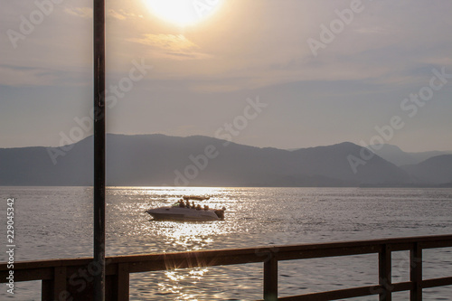 boat on a sunset © ThiagoPhelippe