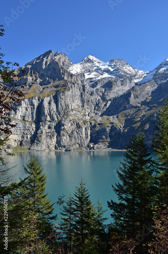 Fototapeta Naklejka Na Ścianę i Meble -  Oeschinensee oberhalb Kandersteg, Schweizer Alpen