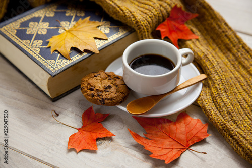 Una taza de café con un libro