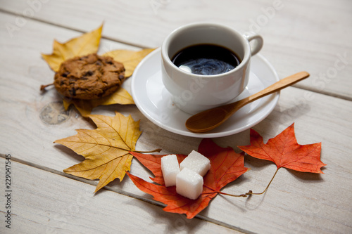 Taza de café con una galleta de chocolate