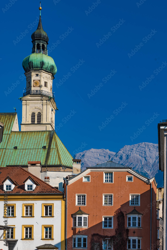Fototapeta premium Hall in Tirol Altstadt mit Kirchturm und Karwendelberge