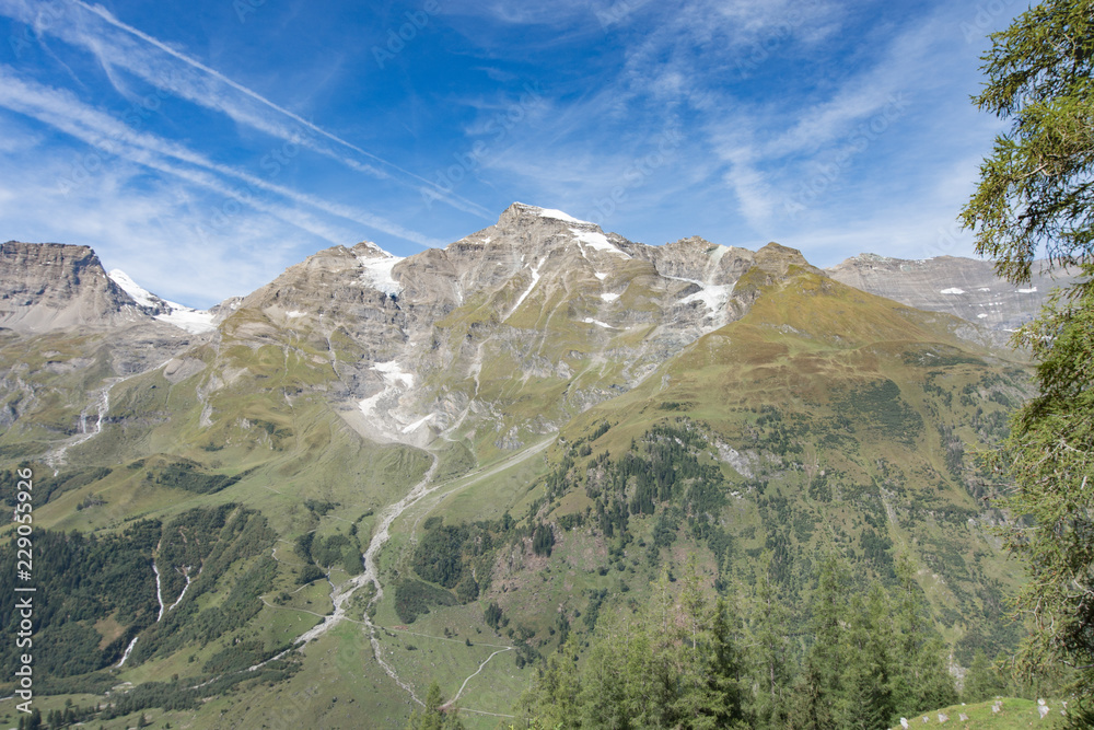 Blick auf die Steilwände der Alpen bei Sonnenuntergang