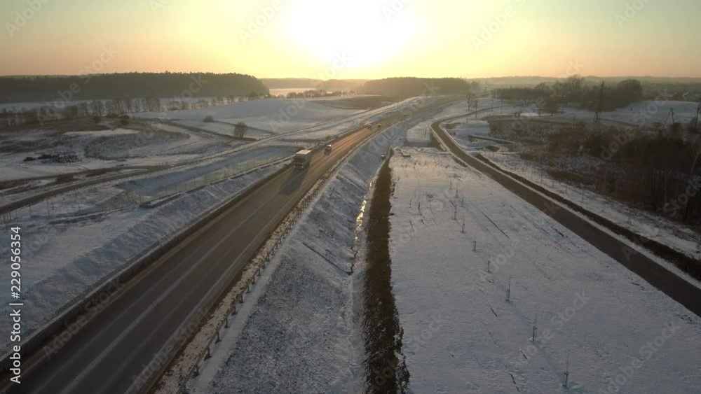 TIR jadący drogą o zachodzie słońca II