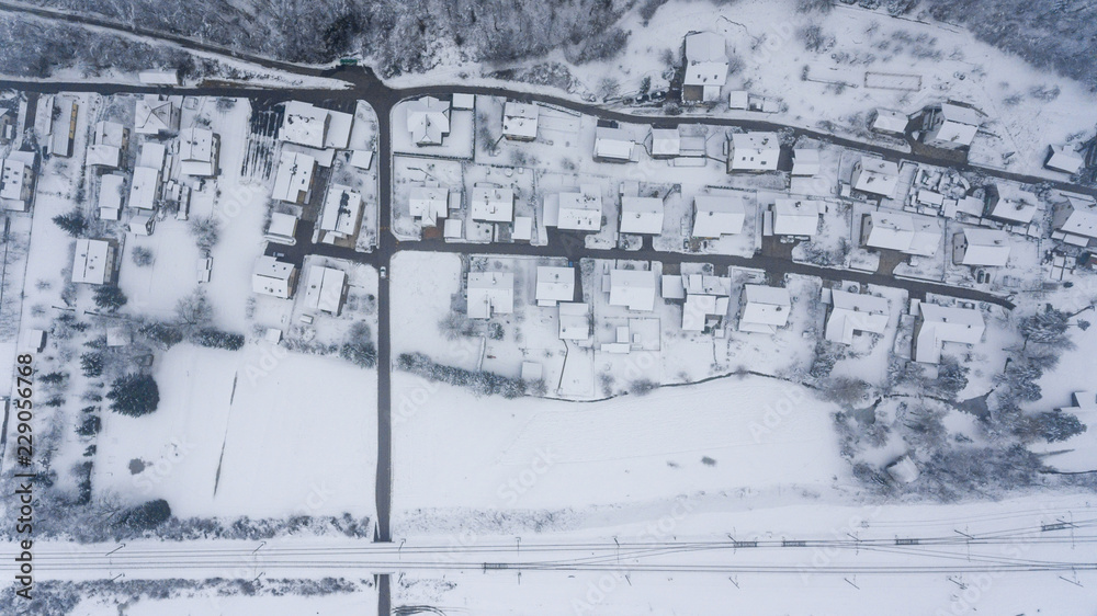 Obraz premium Top view of snow covered buildings.