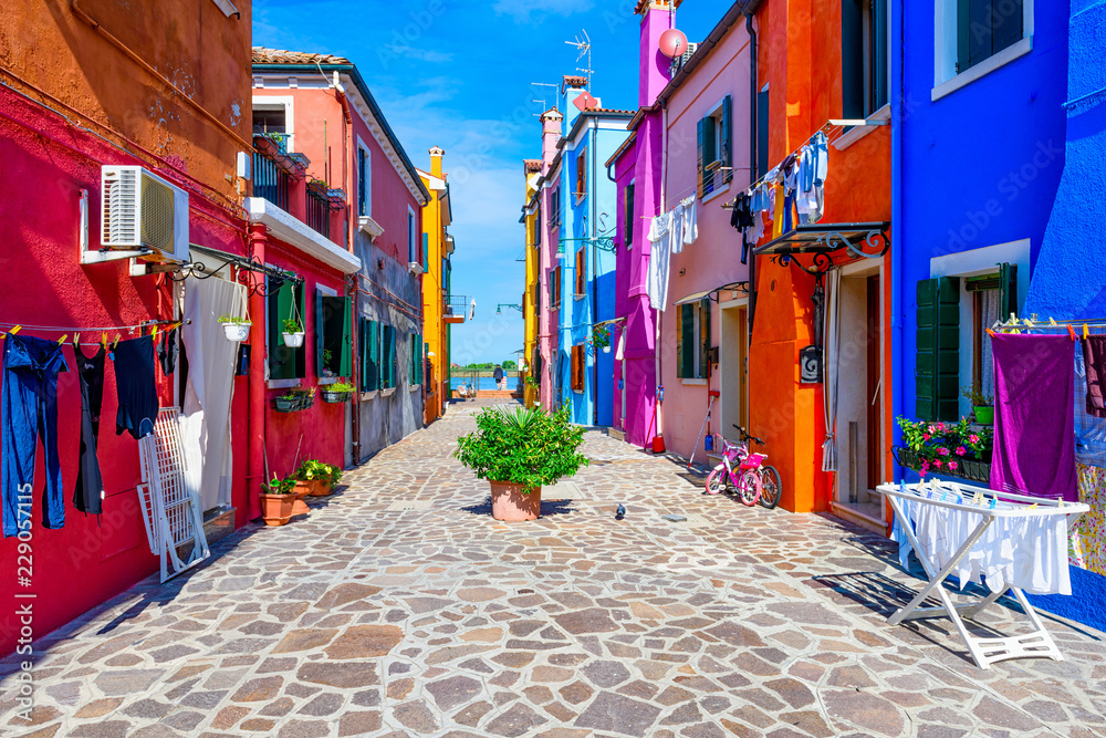 Naklejka premium Ulica z kolorowymi budynkami w Burano wyspie, Wenecja, Włochy. Architektura i zabytki Wenecji, pocztówka Wenecja