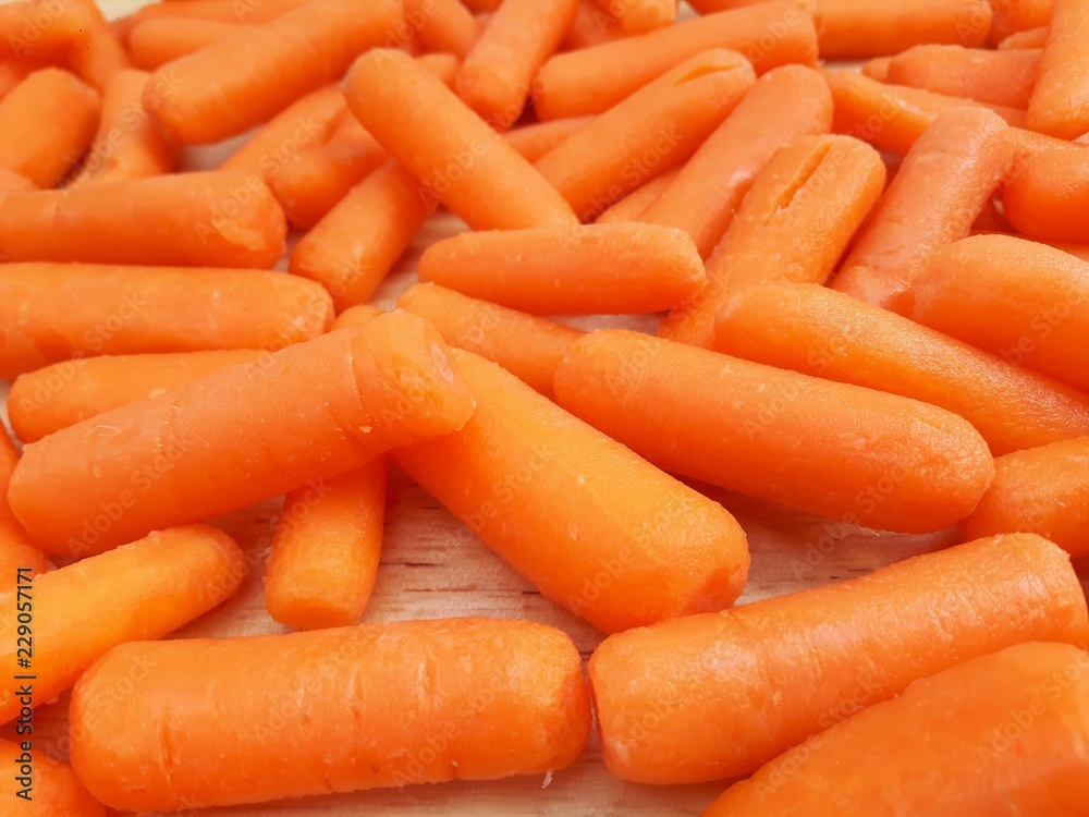carottes de petites tailles sur fond en bois carottes de petites tailles sur fond en bois