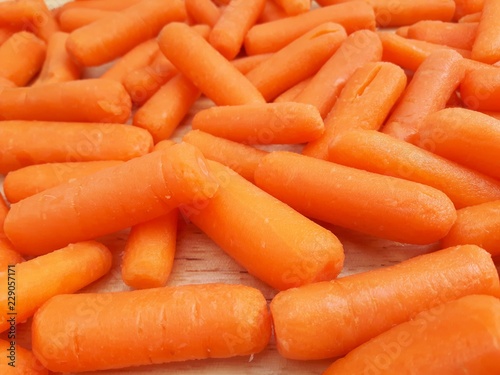 carottes de petites tailles sur fond en bois