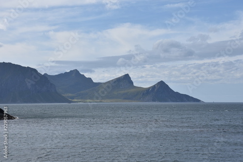 Norwegen, Lofoten, Leknes, Uttakleiv, Haukland, Haukland Beach, Schotterstraße, Küste, Felsküste, Weg, Wanderweg, Strand, Sandstrand, Insel, Veggfloget,  photo