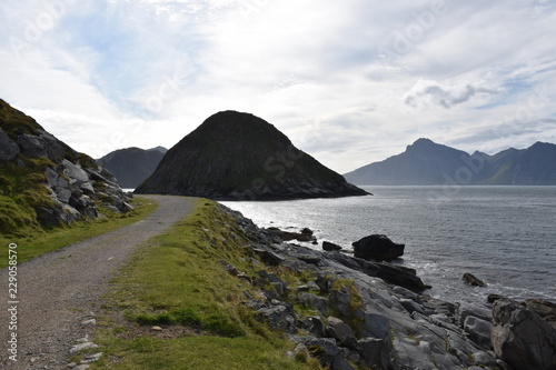 Norwegen, Lofoten, Leknes, Uttakleiv, Haukland, Haukland Beach, Schotterstraße, Küste, Felsküste, Weg, Wanderweg, Strand, Sandstrand, Insel, Veggfloget,  photo