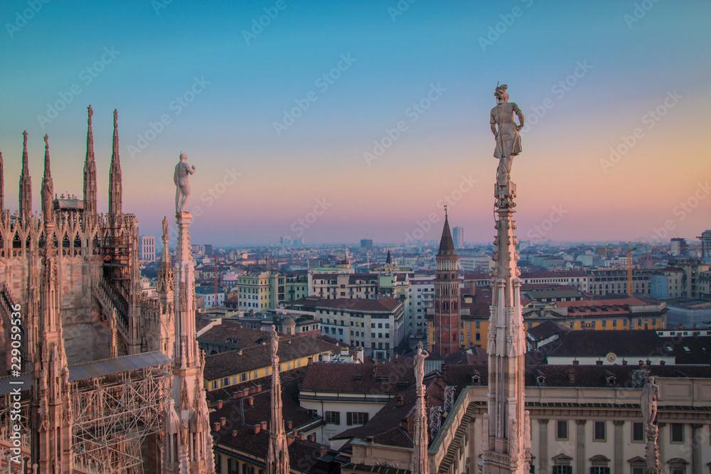 Fototapeta premium Wieczór w Mediolanie, widok na miasto z tarasu katedry