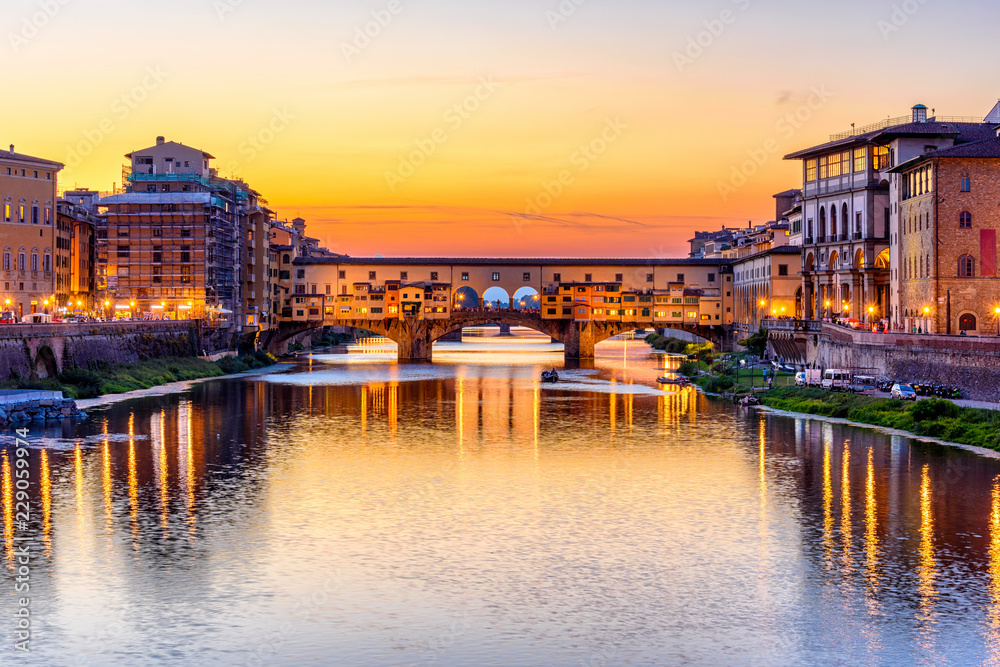 Obraz premium Sunset view of Ponte Vecchio over Arno River in Florence, Italy