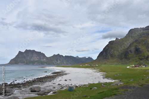 Norwegen, Lofoten, Leknes, Uttakleiv, Haukland, Haukland Beach, Schotterstraße, Küste, Felsküste, Weg, Wanderweg, Strand, Sandstrand, Insel, Veggfloget,  photo