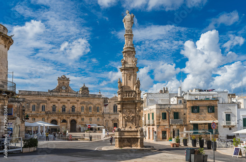 Foto Oronzo-Säule im Zentrum von Ostuni; Apulien; Italien