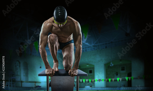 Canvas Print Swimming pool. Muscular swimmer ready to jump.