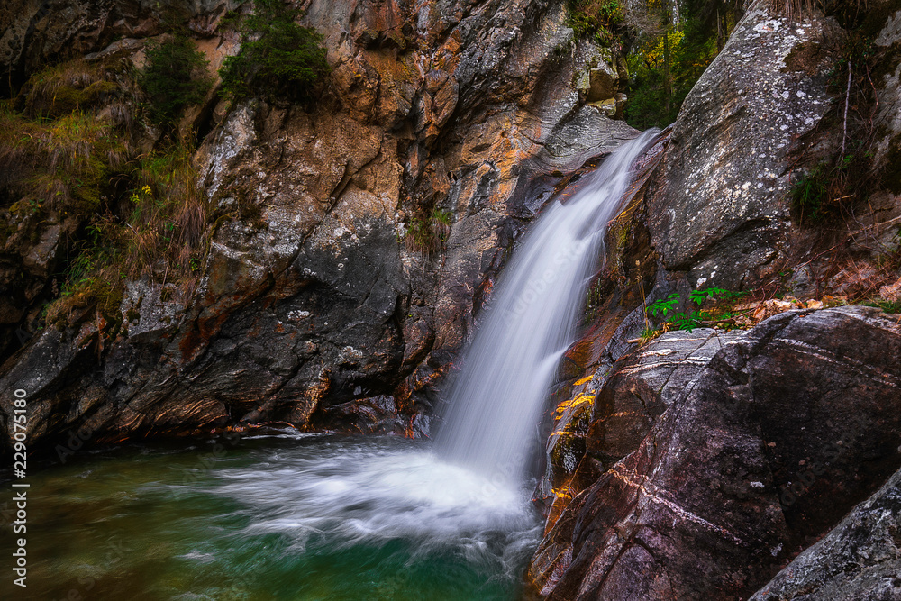 Obraz premium Günstner Wasserfall