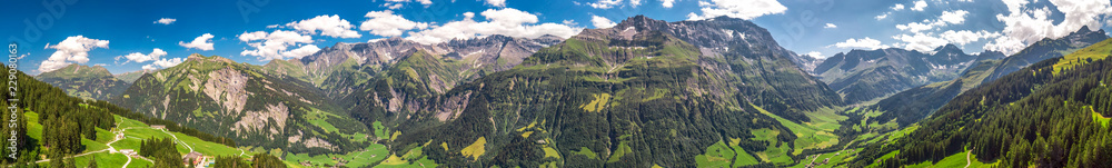 Naklejka premium Widok z lotu ptaka wioski Elm i szwajcarskich gór - Piz Segnas, Piz Sardona, Laaxer Stockli z Ampachli, Glarus, Szwajcaria, Europa