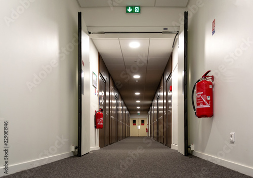 Couloirs avec sortie de secours photo