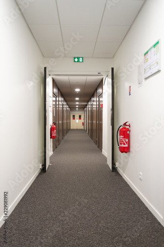 Couloirs avec sortie de secours photo