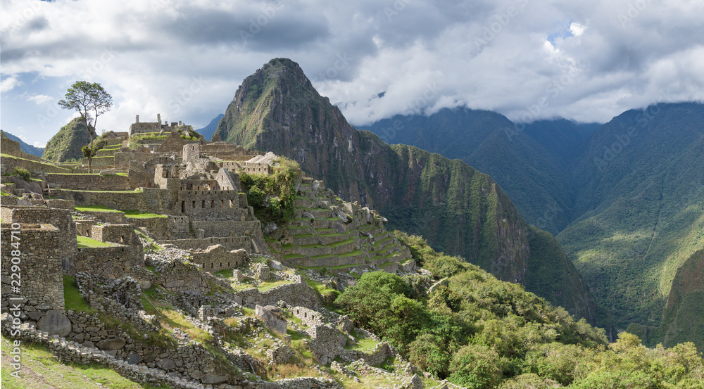 Obraz premium Machu Picchu in Peru, Hochland Unesco Welterbe mit dramatischer Wolkenkulisse