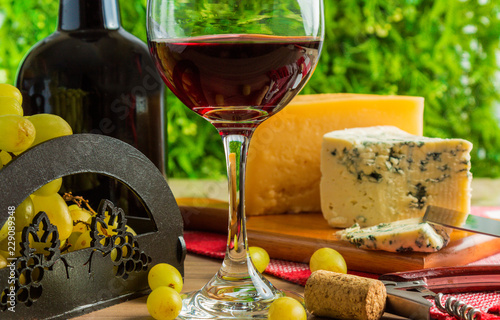 Fototapeta Naklejka Na Ścianę i Meble -  wine table with cheese and grapes