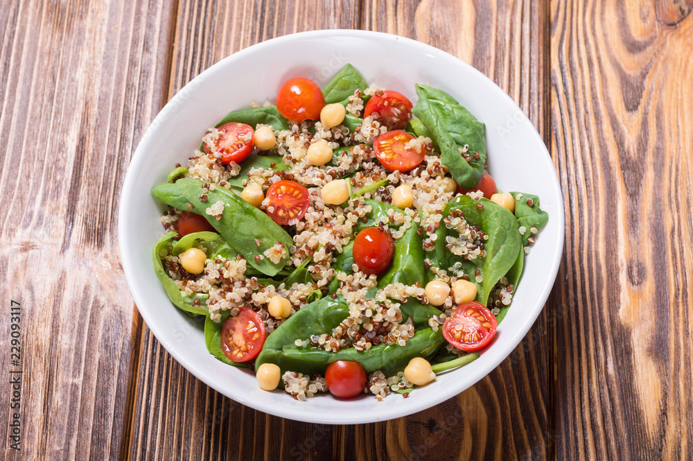 Spinach salad with quinoa , tomatoes and chickpea Spinach salad with quinoa , tomatoes and chickpea