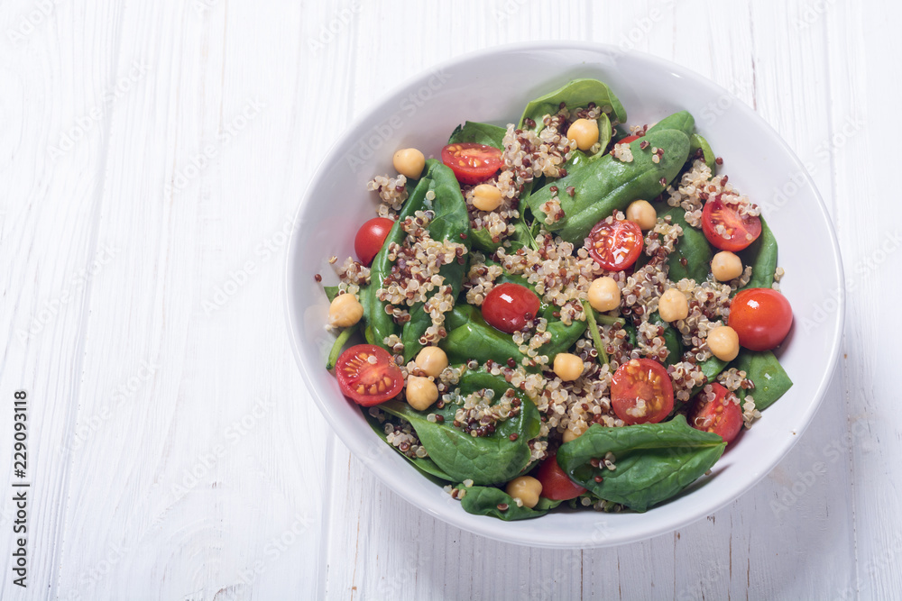 Spinach salad with quinoa , tomatoes and chickpea Spinach salad with quinoa , tomatoes and chickpea