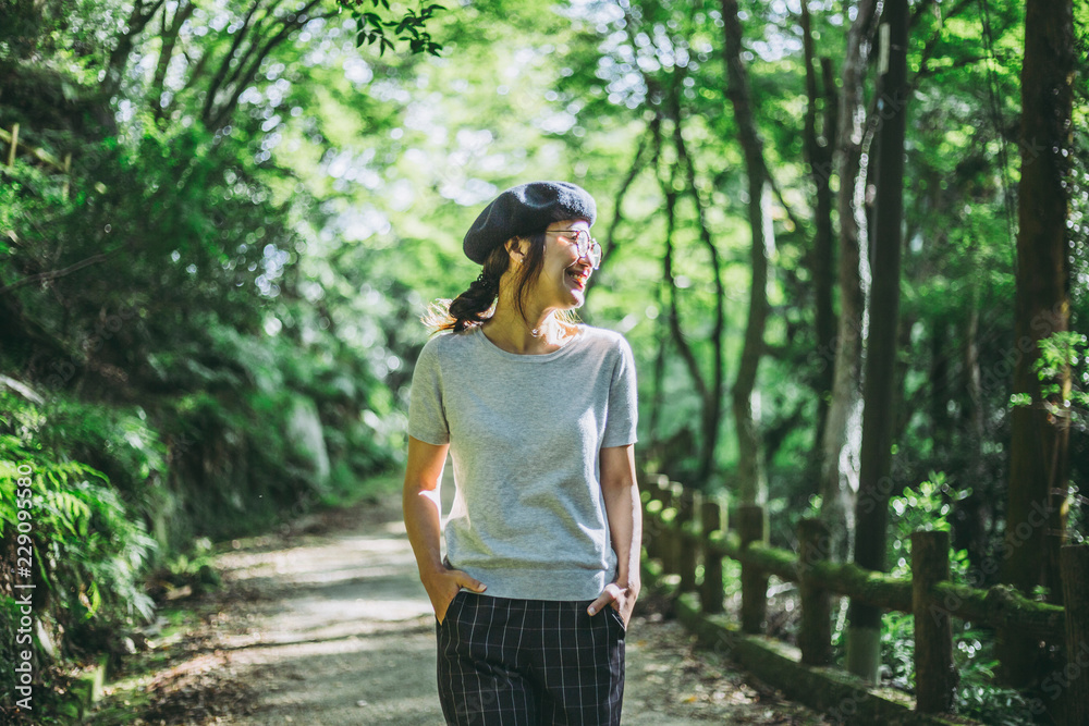 自然の中で笑顔の女性 自然の中で笑顔の女性