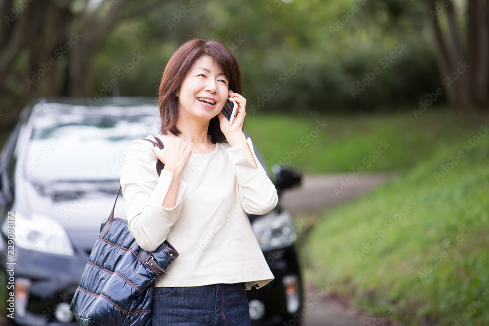 スマホを使うミドルの女性 スマホを使うミドルの女性
